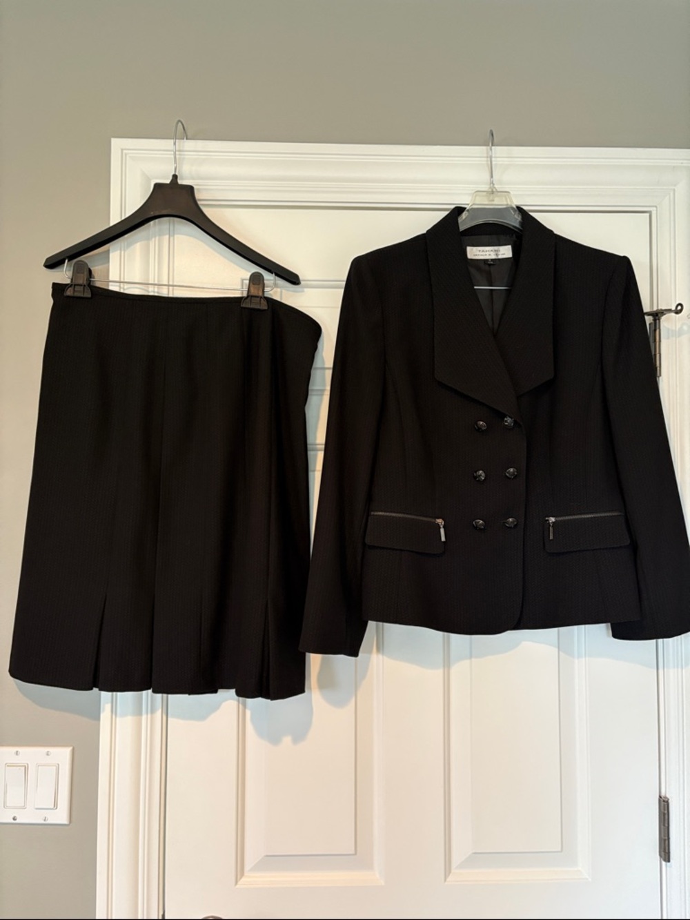 Worn Once Stunning Tahari Black Two-Piece Blazer and Skirt Set